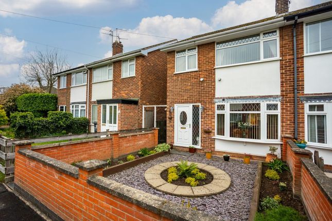 3 bed property, in North Hill Close, £220,000