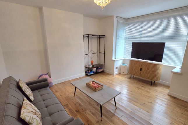 5 bed property, in Milton Avenue EN5, £895,000
