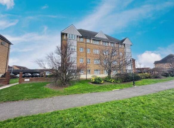 1 bed property, in St. Leonards Close, £185,000
