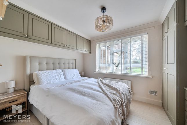 1 bed property, in Selkirk Close, £170,000