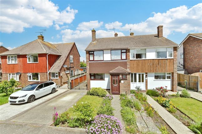 3 bed property, in Greenway, £325,000