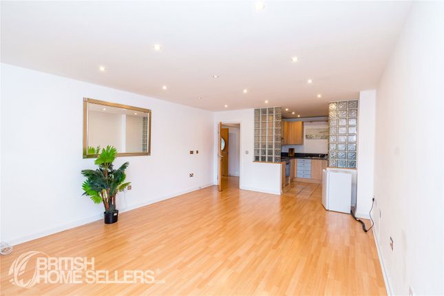 2 bed property, in Gloucester Square, £230,000