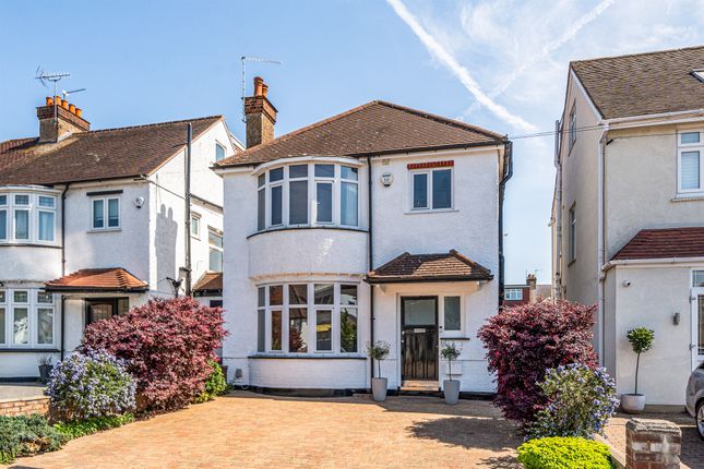 3 bed property, in Queen Annes Grove, £850,000