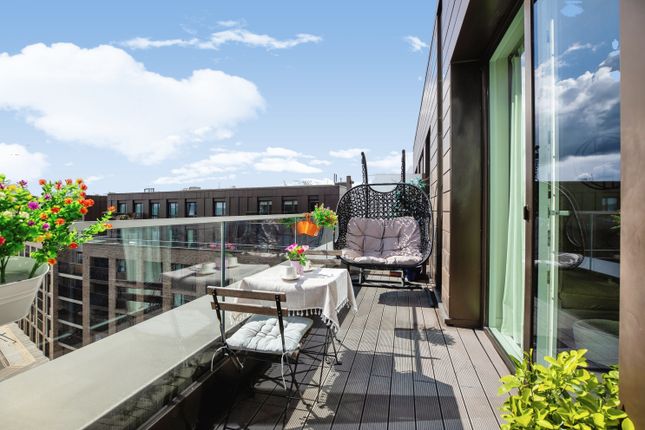 2 bed property, in Moulding Lane, £475,000