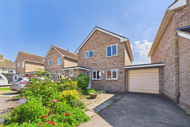 3 bed property, in Pizey Close, £450,000