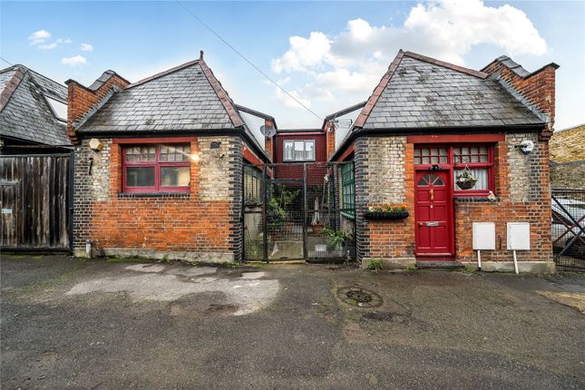 5 bed property, in Queensthorpe Mews, £900,000