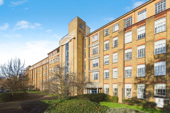2 bed property, in Durrant Court, £210,000