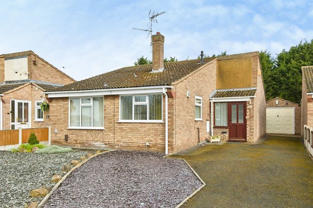 2 bed property, in Carron Close, £245,000