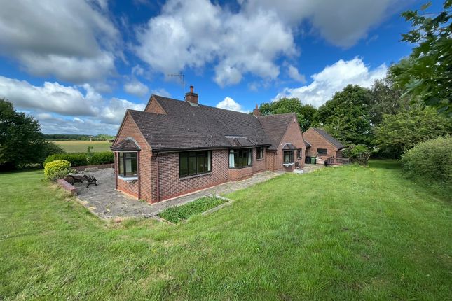 3 bed property, in Hawford Lock Lane, £445,000
