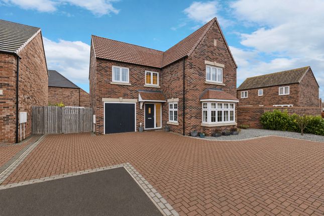 4 bed property, in Oliver Close, £400,000