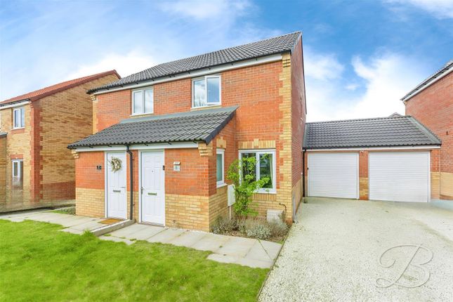 2 bed property, in Parkgate Close, £165,000