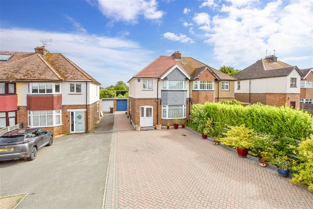 3 bed property, in Primrose Drive, £400,000