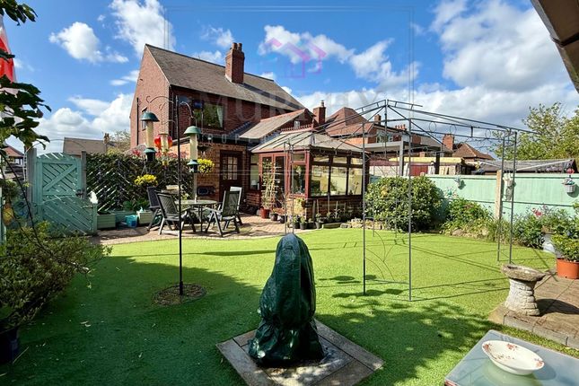 2 bed property, in Pontefract Road, £230,000