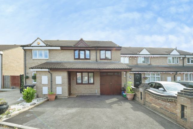 3 bed property, in Leathart Close, £500,000