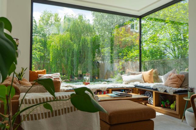 5 bed property, in Holmfield Road, £650,000