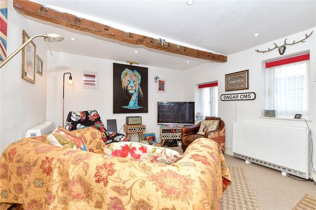 1 bed property, in High Street, £240,000