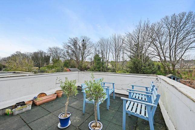 5 bed property, in Gleneagle Road, £850,000