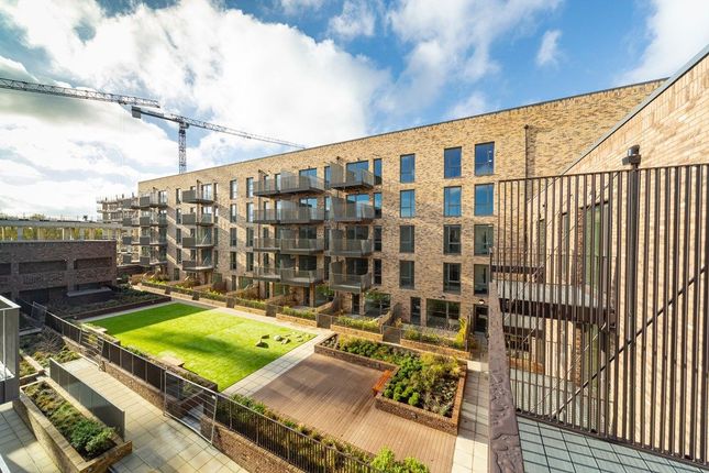 1 bed property, in Mahindra Way, £300,000