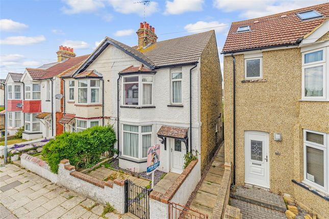3 bed property, in Ferndale Road, £350,000