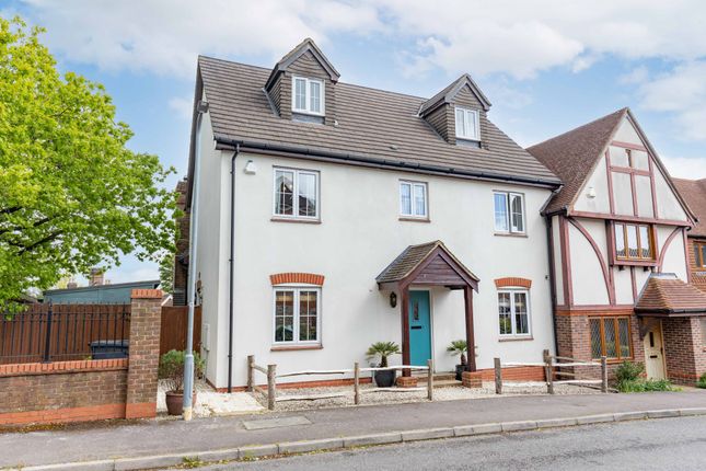 5 bed property, in Walhatch Close, £775,000