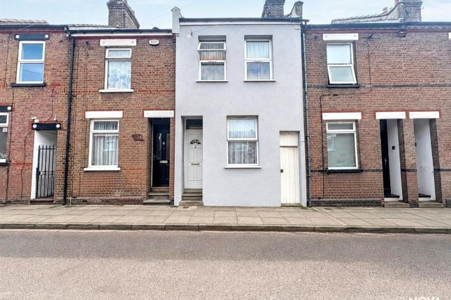 2 bed property, in Cowper Street, £250,000