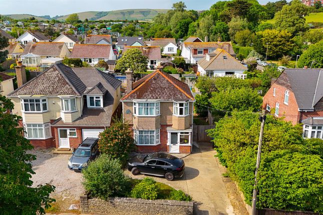 3 bed property, in Victoria Avenue, £575,000