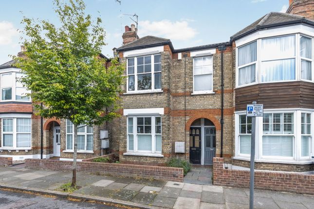 2 bed property, in Leslie Road N2, £600,000