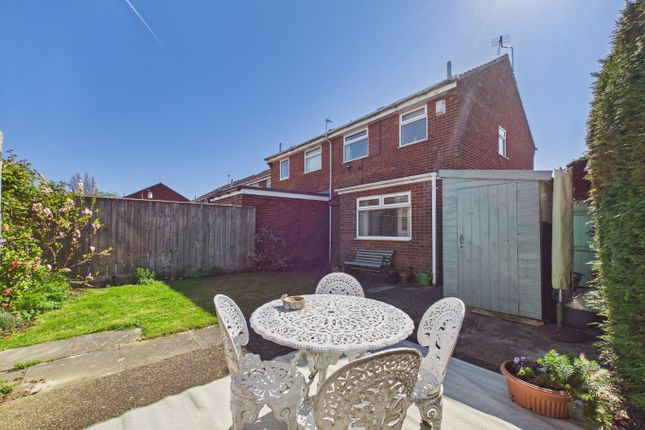 2 bed property, in Hoylake Close, £160,000