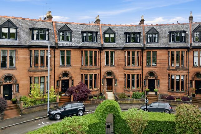2 bed property, in Kensington Gate, £300,000