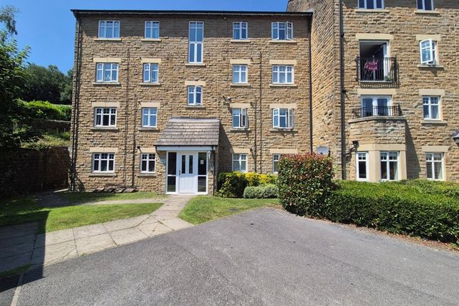 2 bed property, in Silk Mill Chase, £82,000