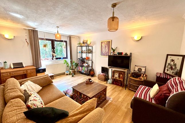 2 bed property, in Hawksworth Road, £249,950
