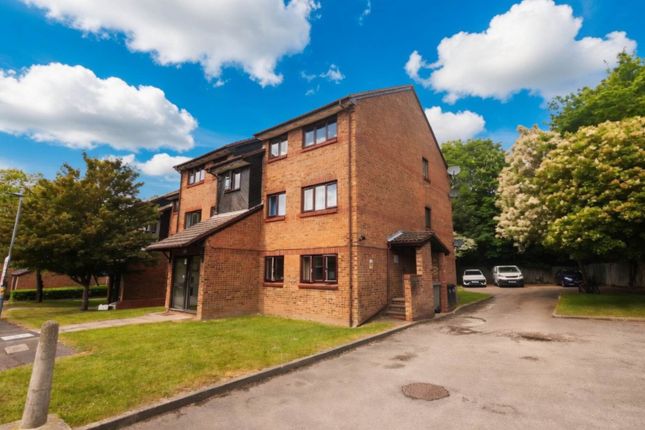 2 bed property, in Tudor Close, £220,000
