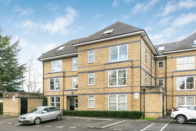 2 bed property, in Vicarage Road, £260,000