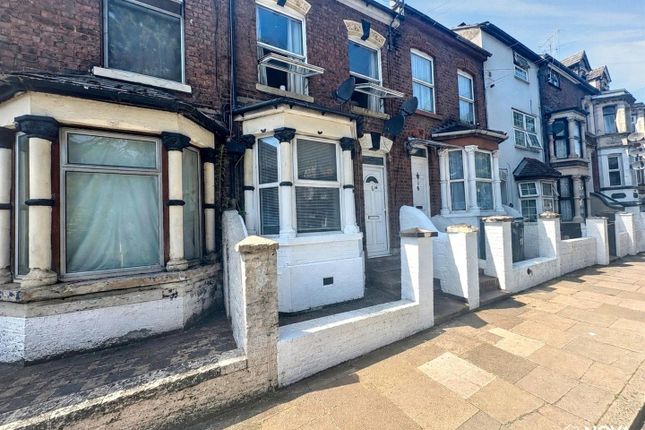 2 bed property, in Napier Road, £250,000