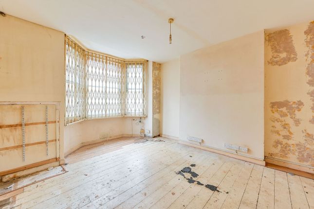 1 bed property, in College Place, £500,000