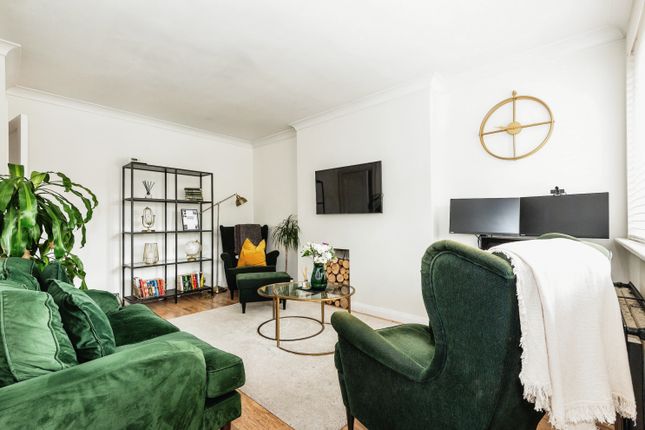 1 bed property, in Wolsey Grove, £285,000