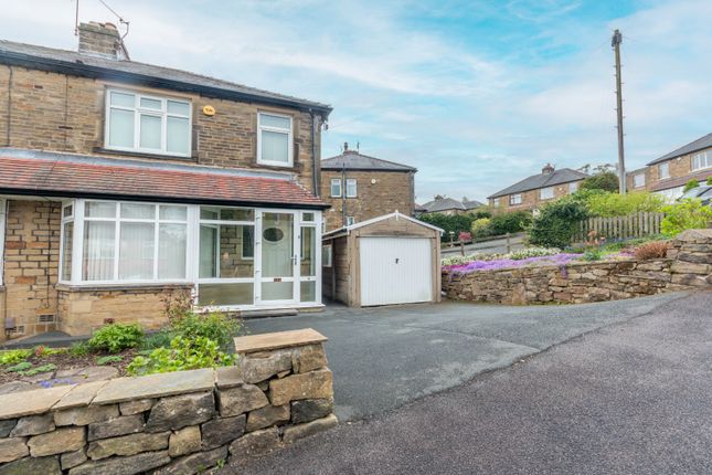 3 bed property, in Woodlands Grove, £230,000