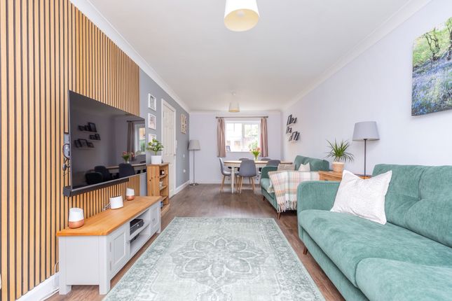 5 bed property, in Yalbury Wood Way, £350,000