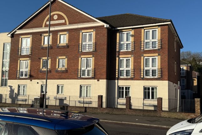 2 bed property, in Brighton Road, £250,000