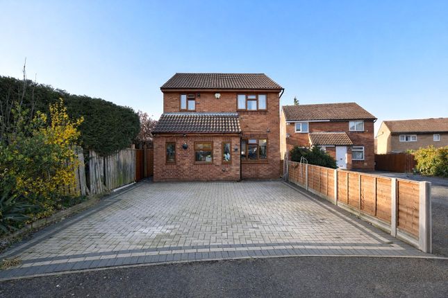 3 bed property, in Piccadilly Close, £275,000