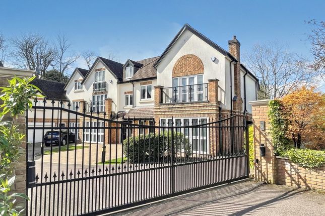 4 bed property, in 12 Oakland Close (Off Hampton Lane), £799,950