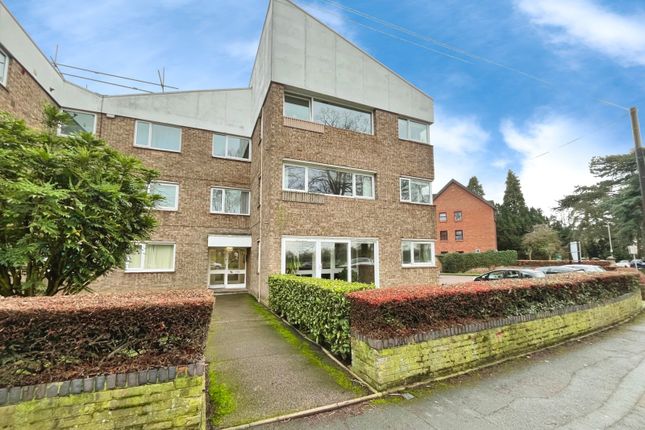 2 bed property, in Victoria Park Road, £180,000