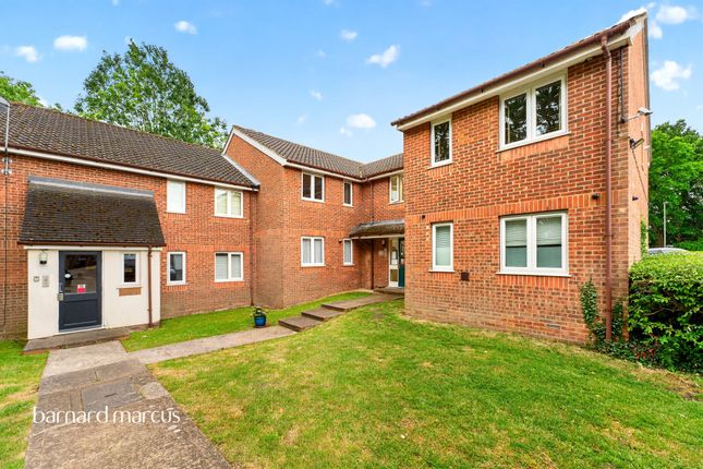 1 bed property, in Greenside Close, £270,000
