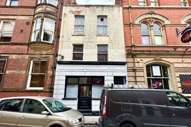 3 bed property, in Bowlalley Lane, £200,000