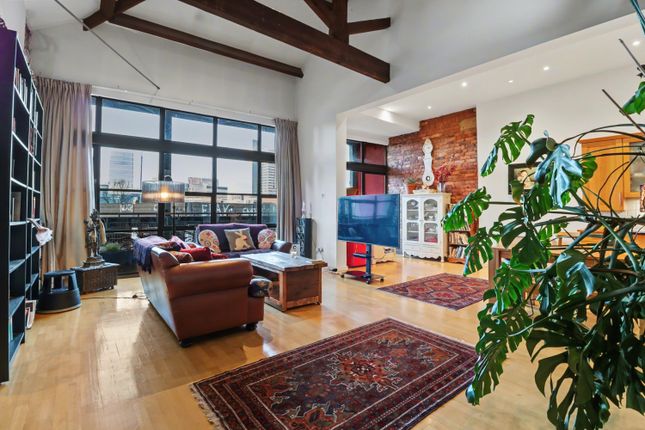 3 bed property, in Smithfield Buildings, £400,000