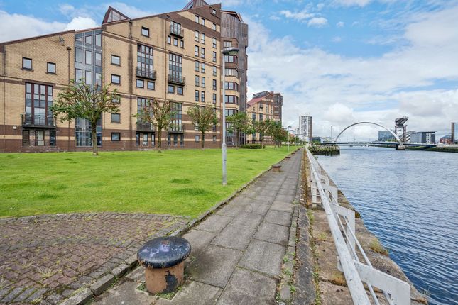 1 bed property, in 2 Mavisbank Gardens, £105,000