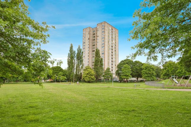 2 bed property, in Harrow Court, £160,000