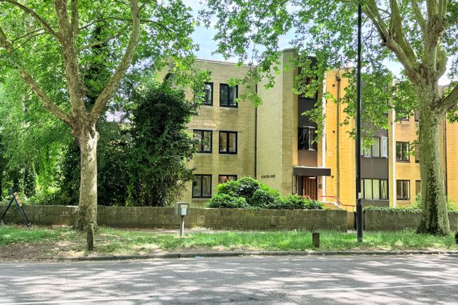2 bed property, in Henrietta Court, £250,000