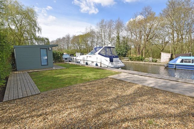 Studio, in Wayford Bridge NR12, £125,000