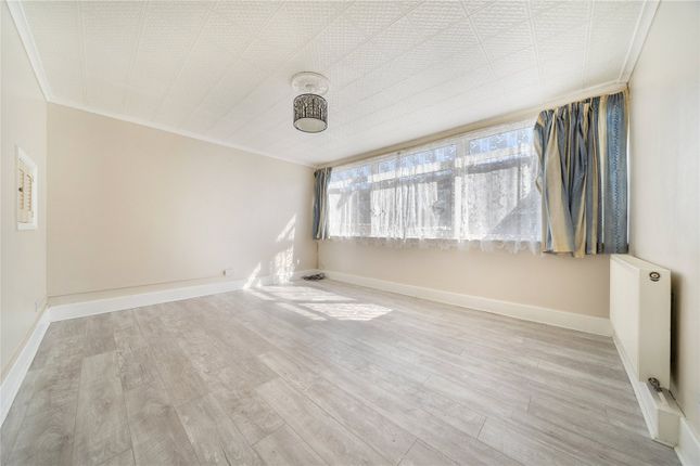 2 bed property, in Fairlawn Park, £300,000